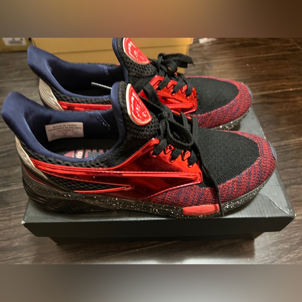 Lining×Marvel used sneakers